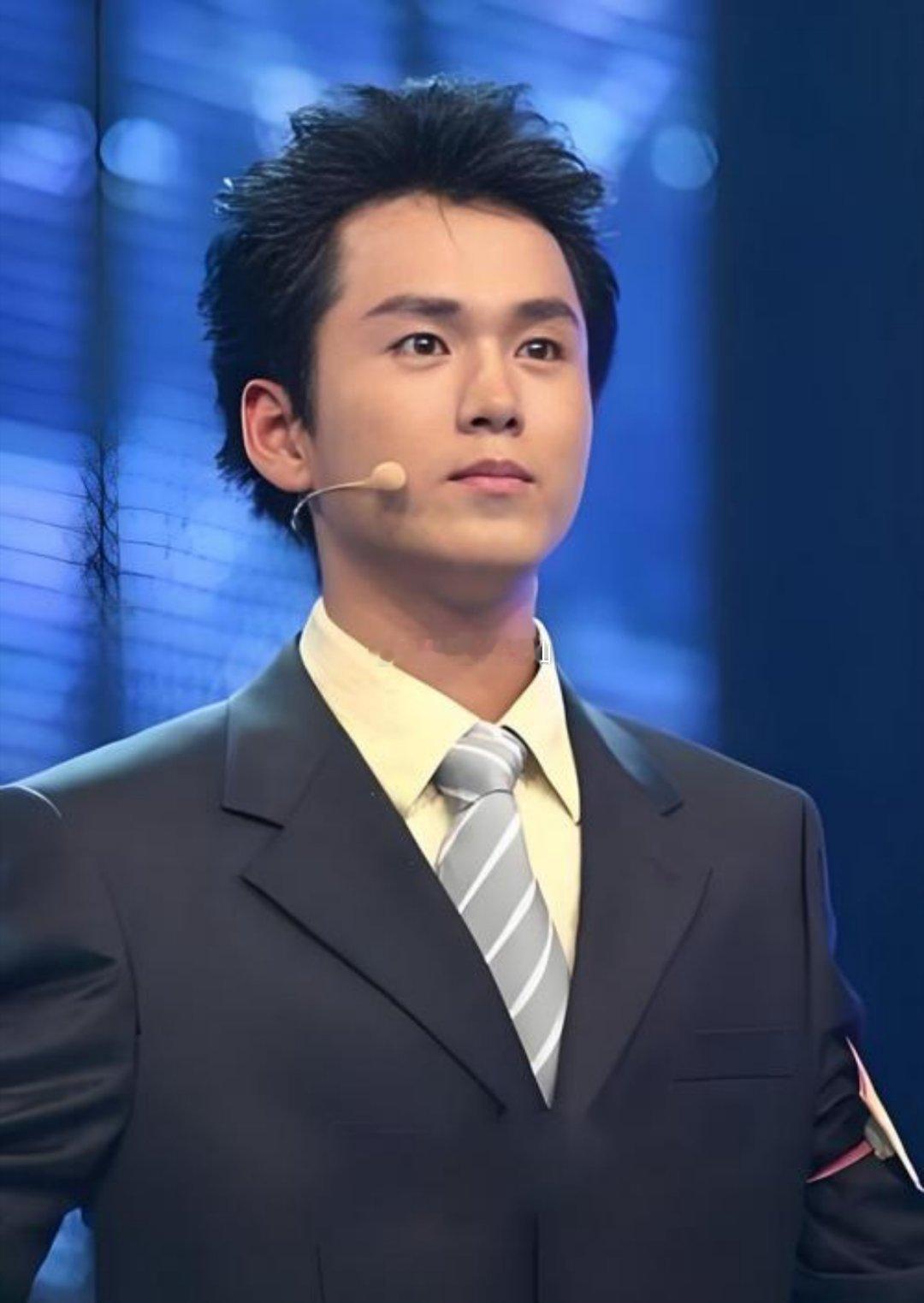 我越来越相信《繁花》里的商战部分是古二写的了。你瞧他爆料的那个顺序，真的太绝了！