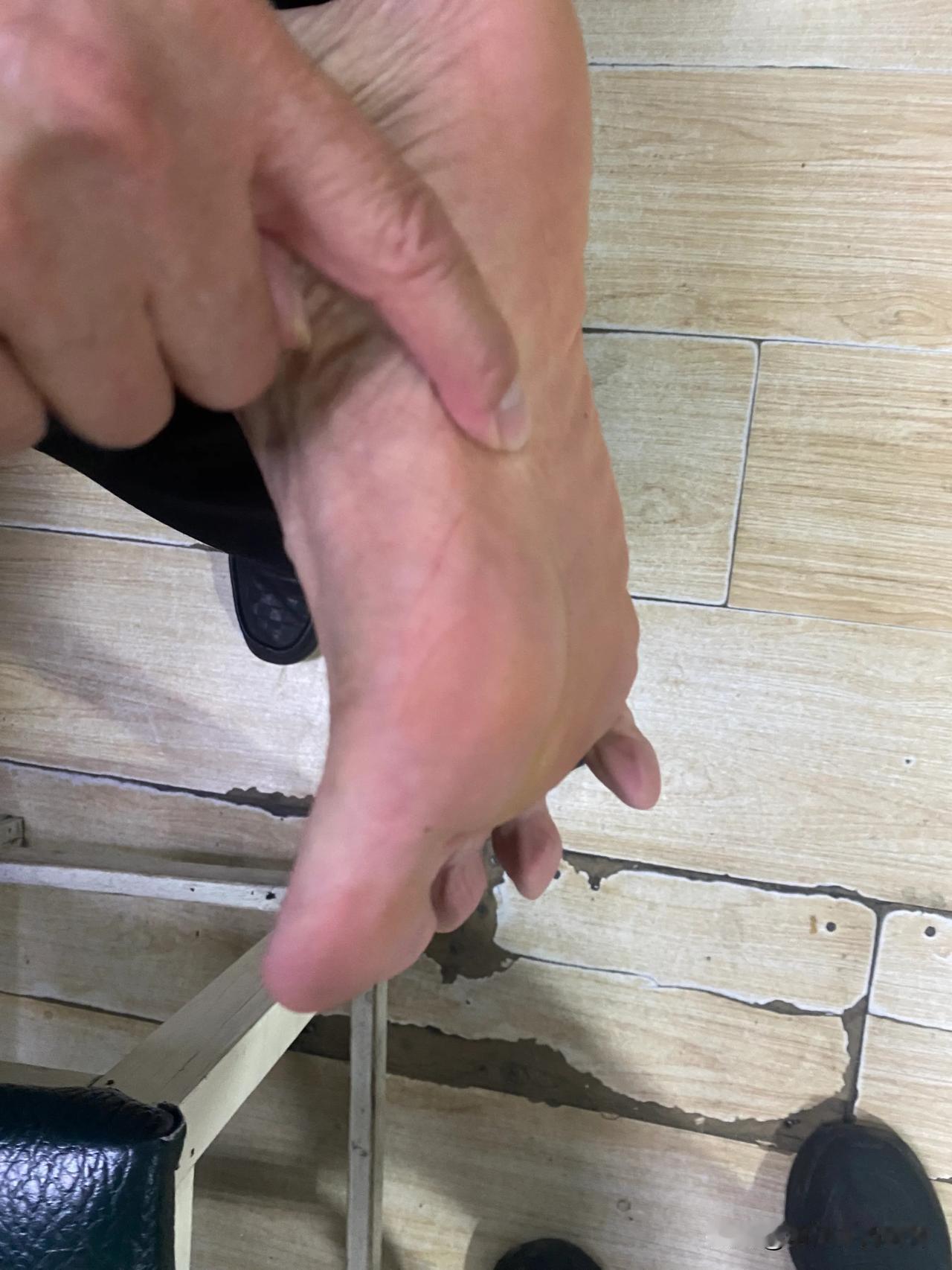 脚损伤痛，扎手！