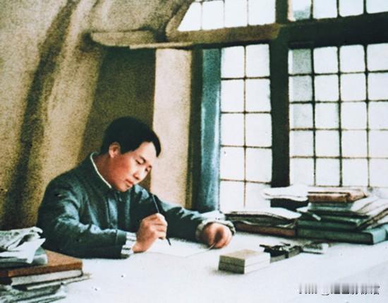 延安窑洞思索照（1938年，撰写《论持久战》）
抗战年代，毛主席在延安窑洞伏案书