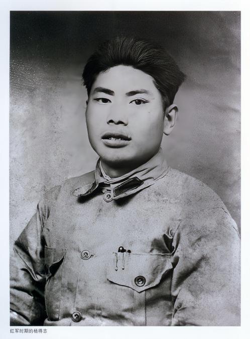 杨得志早年和哥哥一起到安源煤矿干苦力，辛苦半年，挣得钱还不够买一张火车票回家的。