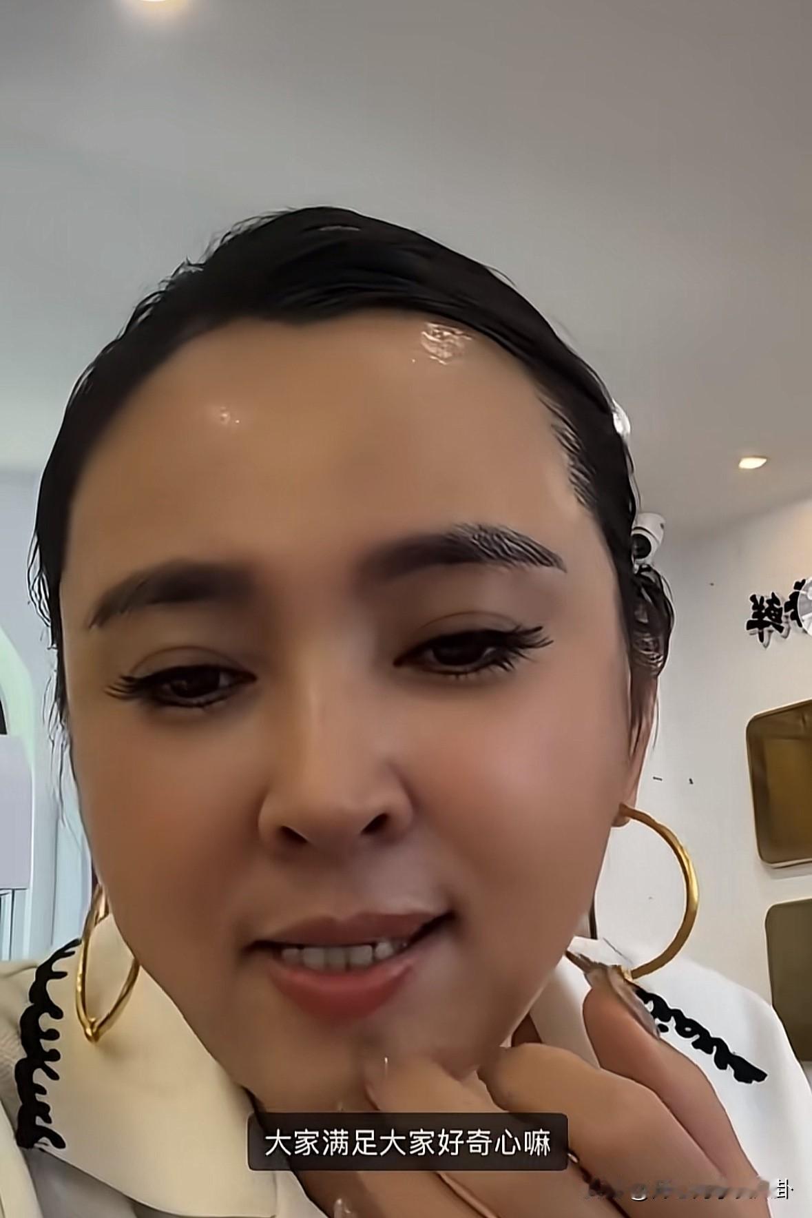 崔晋妈妈一句话，揭穿了养女uu真面目。

养到她25岁了，供到大学毕业，也没有去