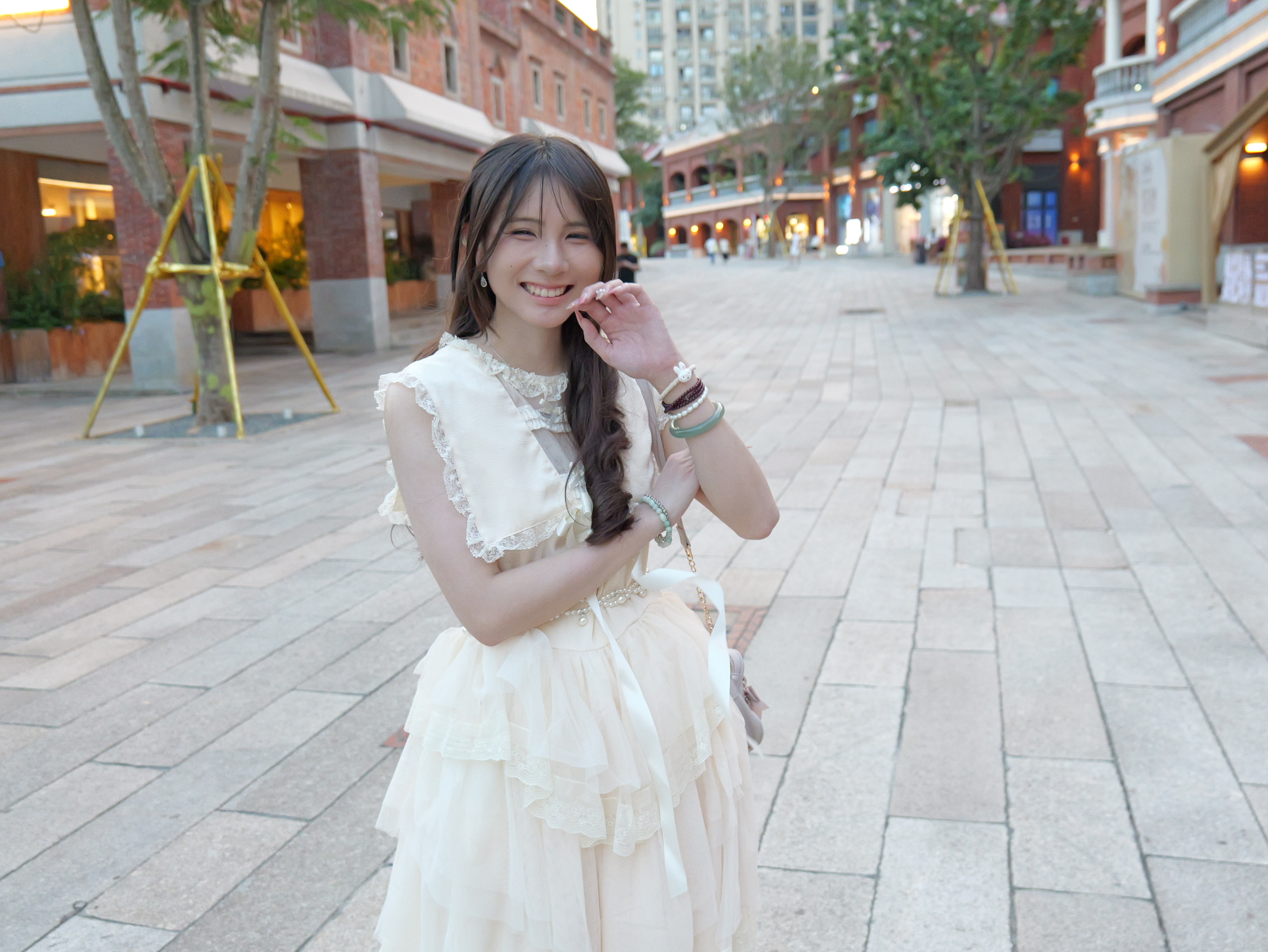 大学生好有活力，一点都不吝啬表达赞美，表达情绪。五月前在公园偶遇搭讪要了微信，昨