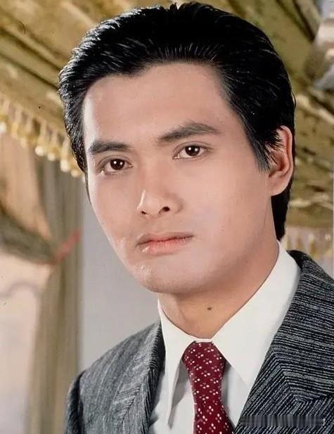 记忆里的周润发，还是《上海滩》里那个有勇有谋，帅气的发哥许文强。今天突然看到他老