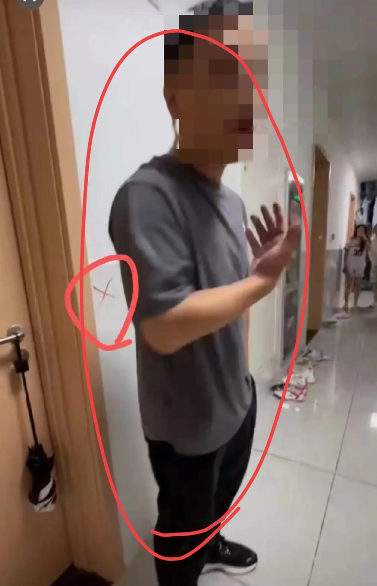 有的高校女寝有安全隐患啊。
昨天晚上某高校一校区女生宿舍有一个陌生男的闯入，大概