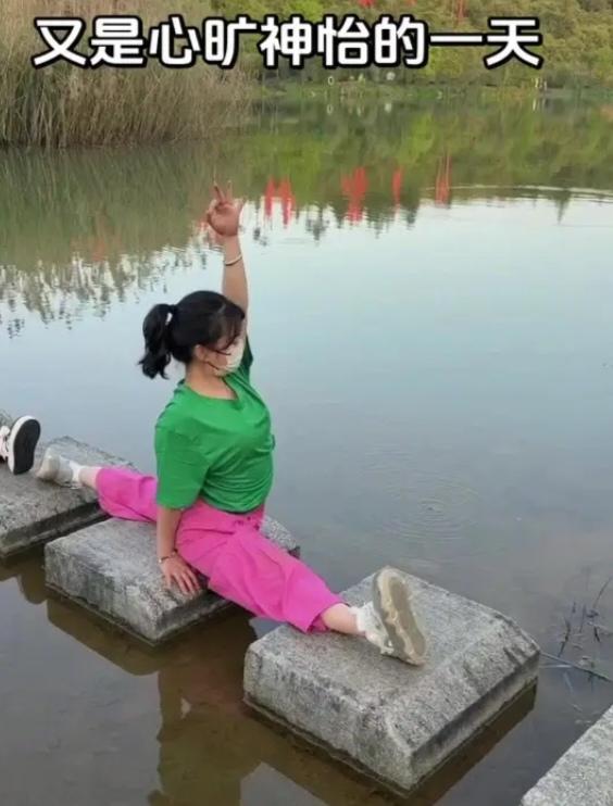 〔瑜伽功夫〕
图中画面真精彩；
一个美女瑜伽练；
练功不在瑜伽馆；
也不在自己的