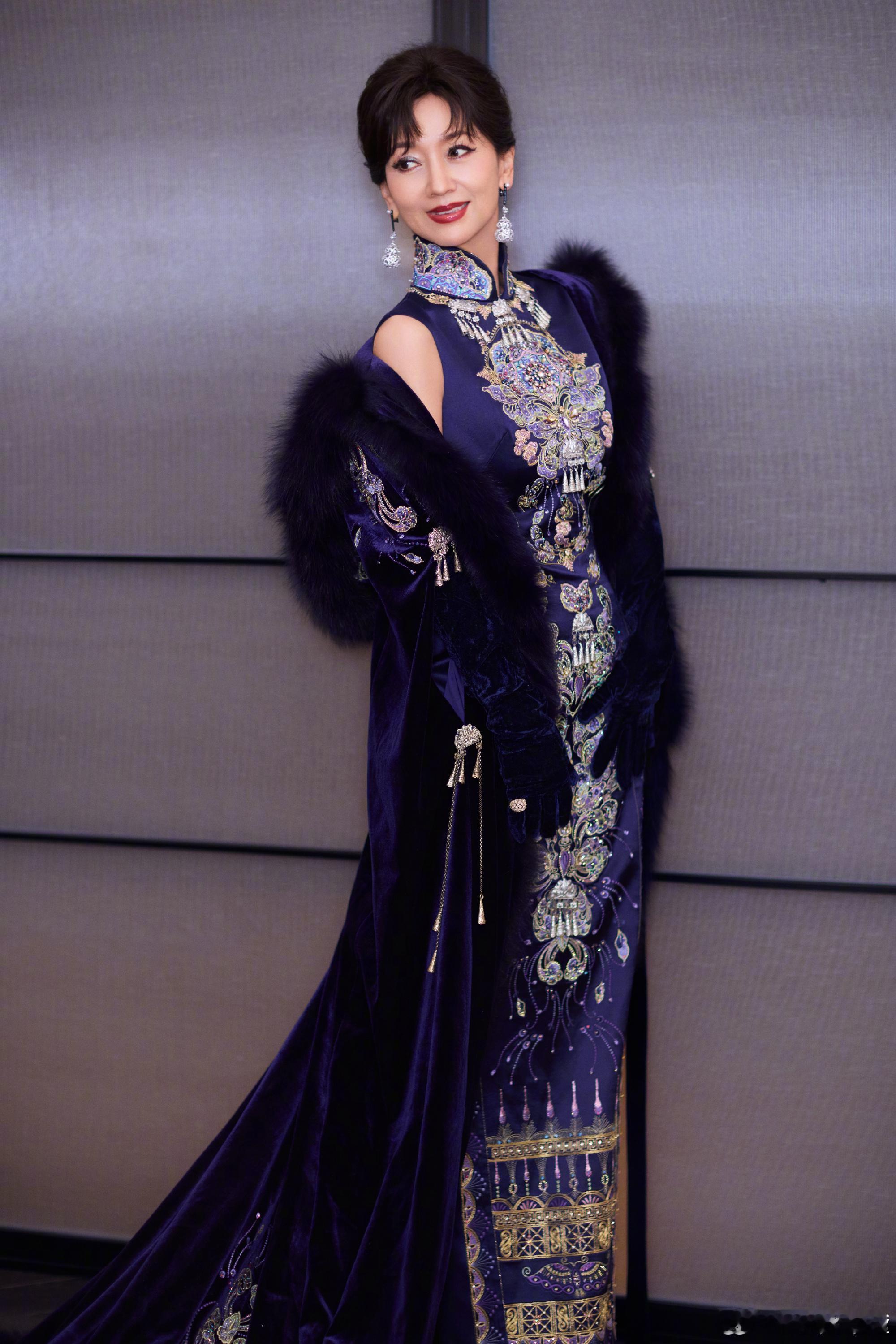 赵雅芝民族风鲜活又热烈赵雅芝深紫色民族风旗袍 法拉利老了还是法拉利 