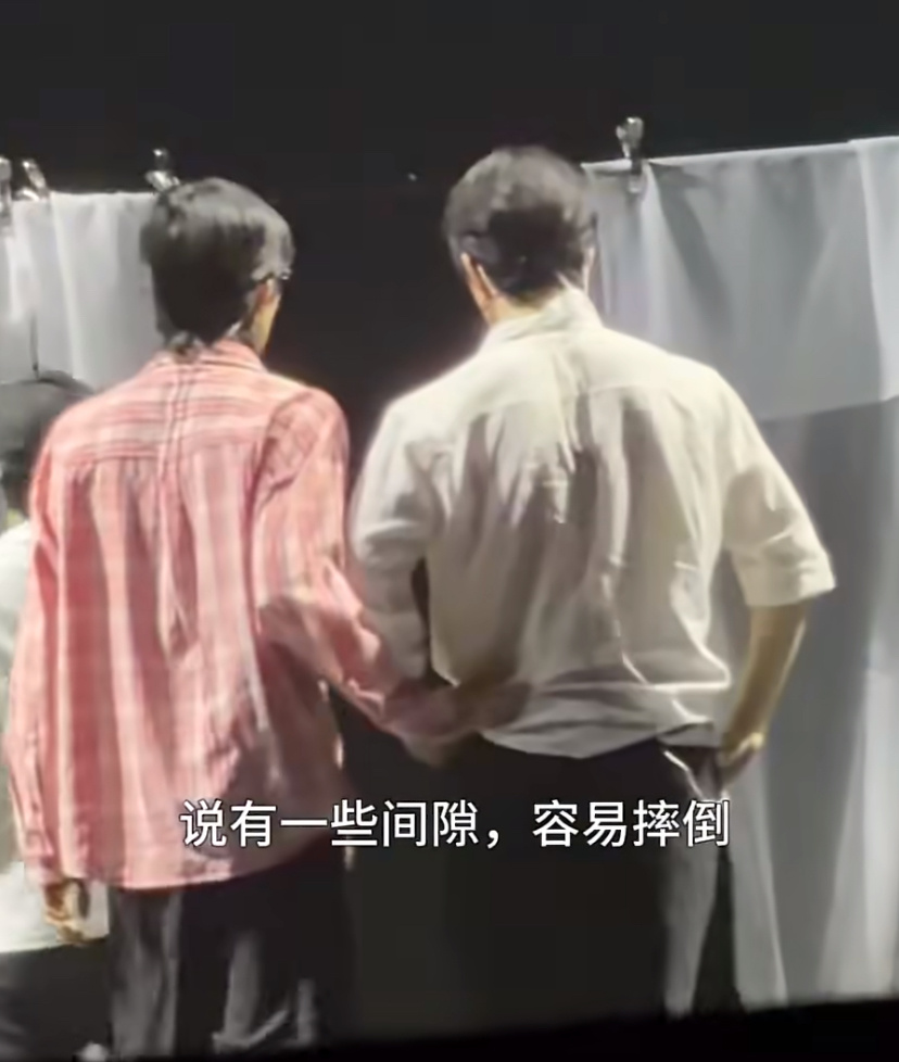 哥哥的腰只能我摸