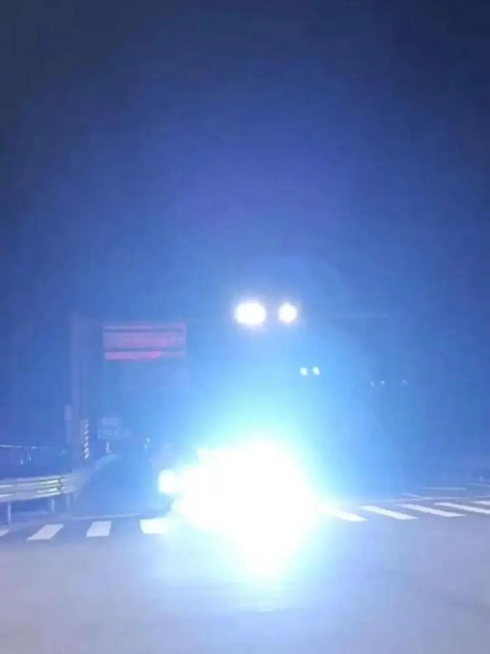 乱开远光灯的注意了！就算你的车没碰着人，只要违规开远光灯引发事故，照样要担责赔钱