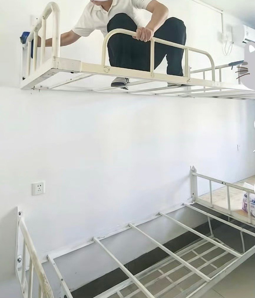 谁敢住下铺哈哈哈哈哈钢铁侠敢睡下铺 ​​​