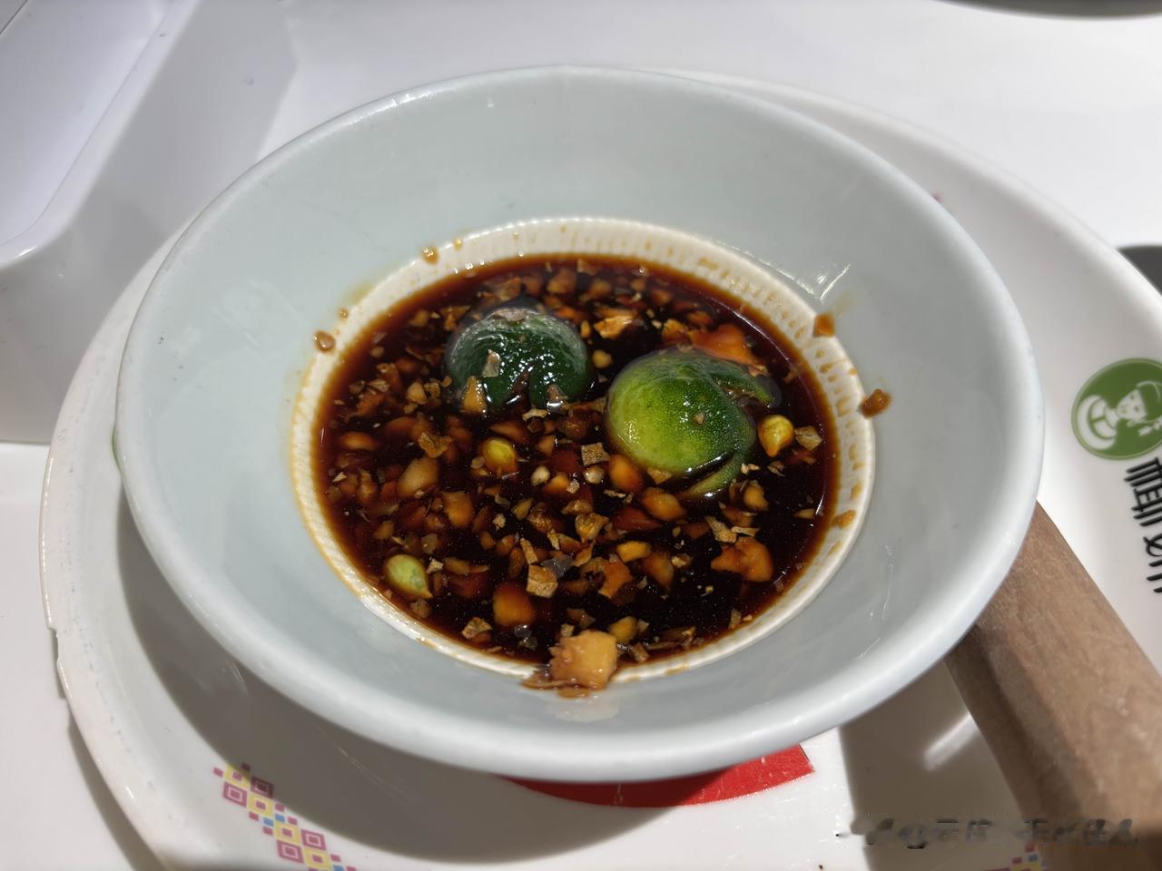 海南椰子鸡的灵魂藏在这碗酱料里：酱油、青柠、沙姜。

在等待的过程中，捣碎青柠?