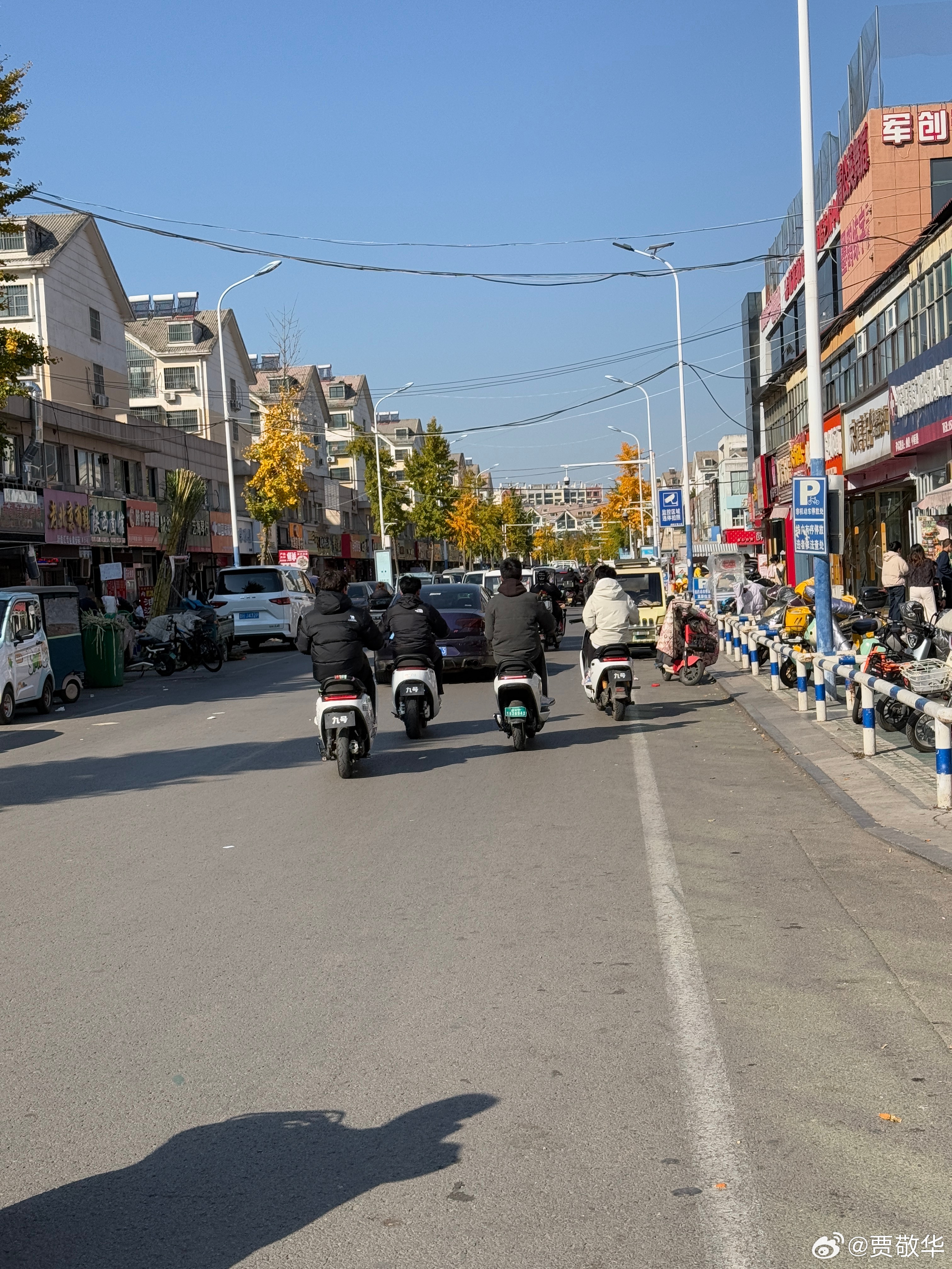 现在的孩子真幸福，那么小就拥有了9号电动车。想想喔小时候，28大杠都没有，久不要