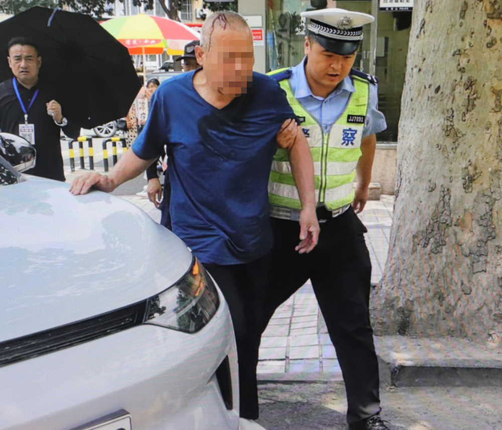 六旬老人从山上摔下头部受伤，济南交警火速驰援