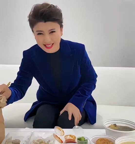 大家都别担心闫学晶了，即便她以后不能直播带货了，她还可以线下参加活动和商演。以她