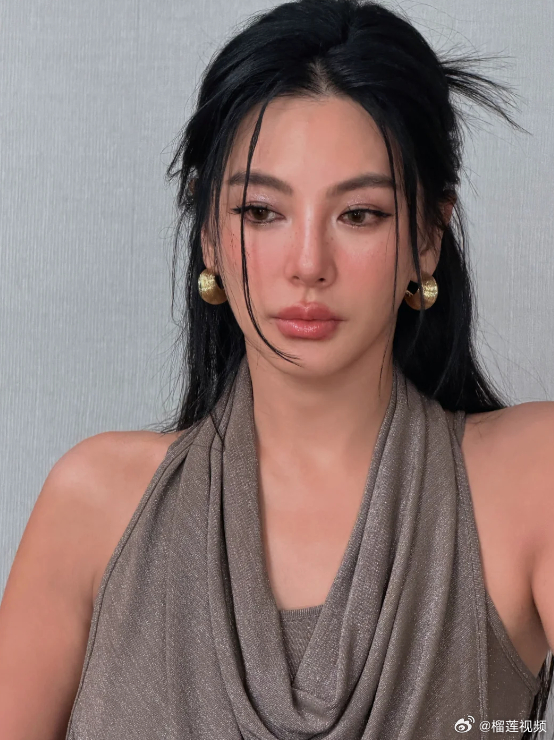 张雨绮真的是越来越有气质了呀，半扎披肩的造型，真的温柔又好优雅！小烟熏妆的妆容，