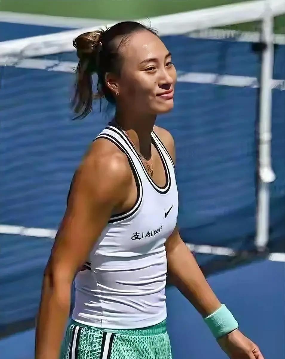 郑钦文在2026美网女单第二轮以 6-4、2-6、6-1 复仇普丁塞娃，从资格赛