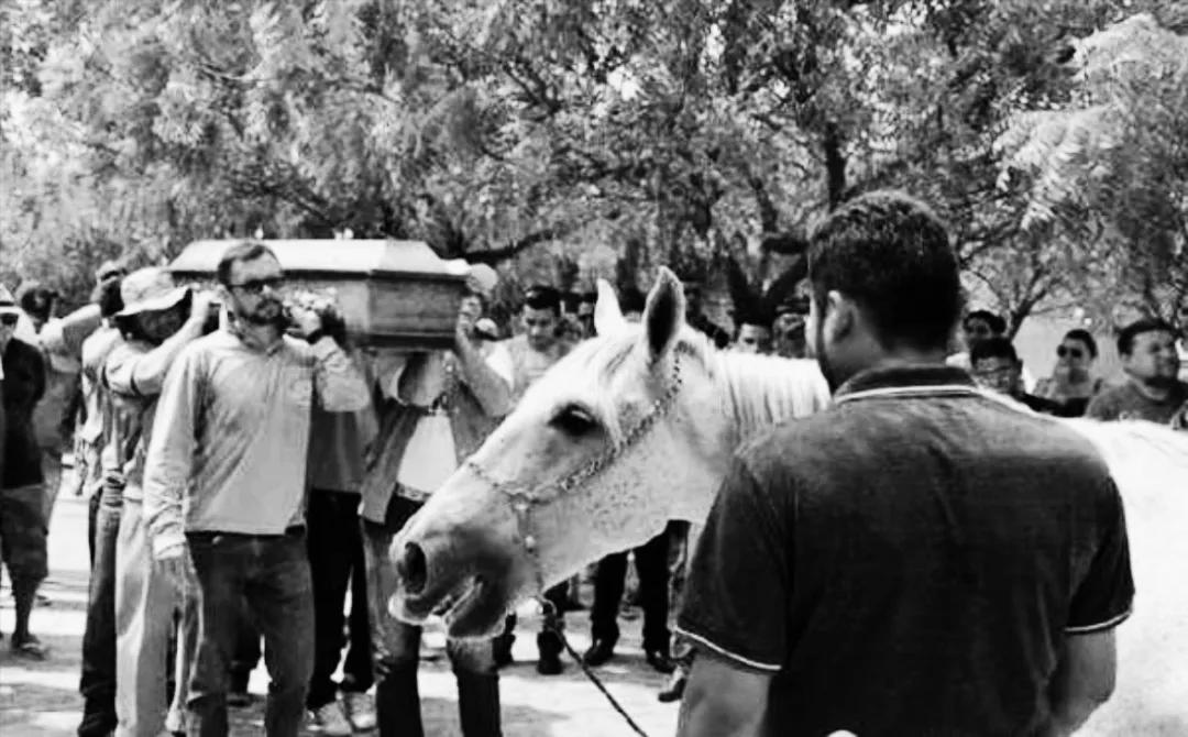 “绝对不能让她下葬！”一名巴西小女孩误食一些蓝色粉末后，不幸突发疾病身亡。在她下