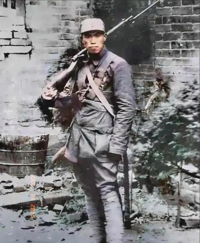 1937年平型关战役，25岁的营长梁兴初冲入敌阵与日军白刃搏杀，战后浑身是血瘫倒