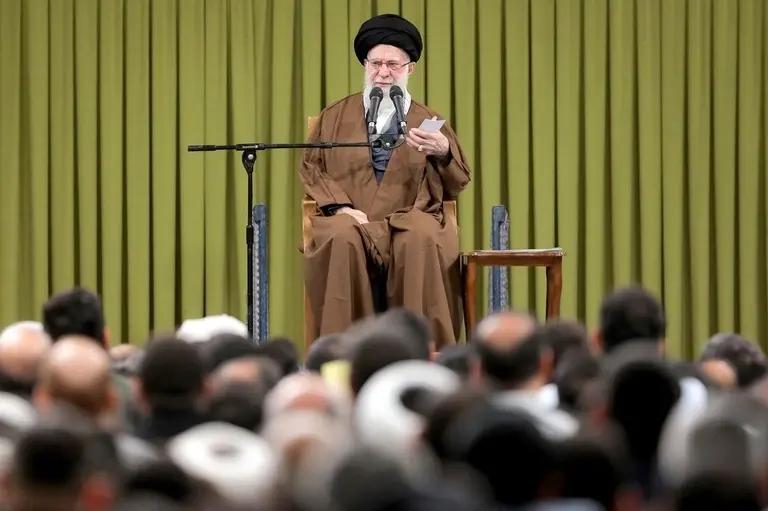 为什么有人觉得伊朗不能呢？
因为伊朗的操作真的很迷幻的，是他亲手把辛苦建立起来的