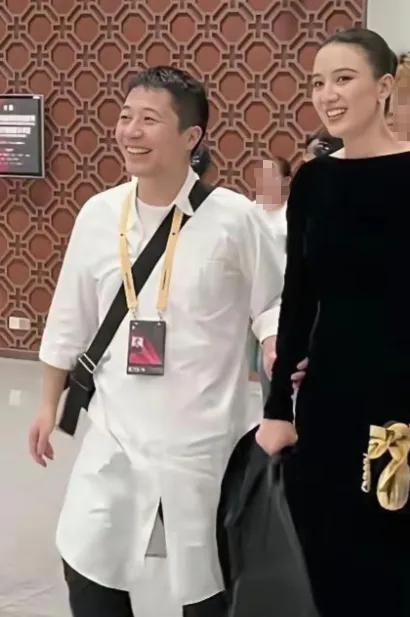 宋佳的丈夫比宋佳小七岁，一九八八年出生，现在是一个导演。
王伟身高应该一米七五，