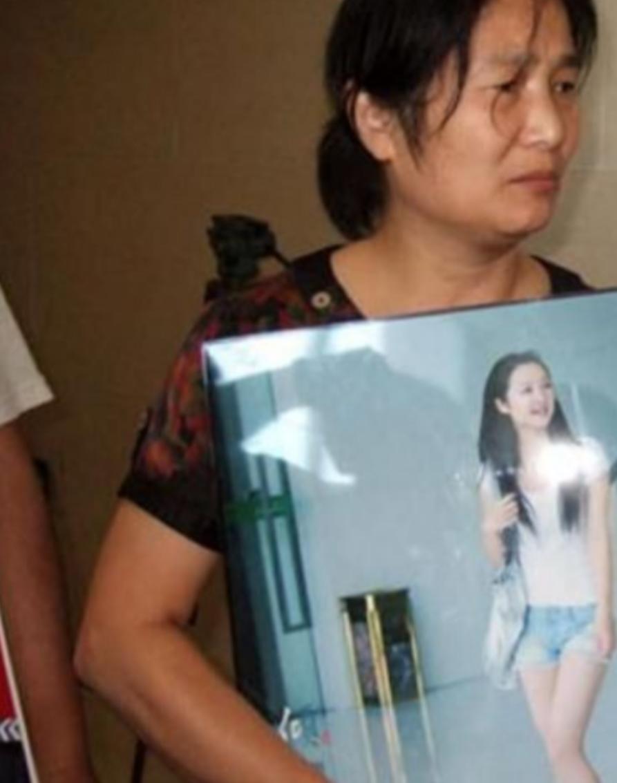 2011年，21岁选美冠军杨晓丹和男友被歹徒绑架，3名歹徒将杨晓丹男友杀害后，又