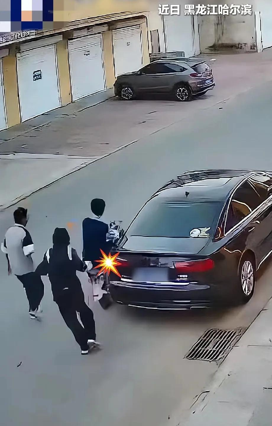 这下好了，全国人民都知道了！”黑龙江哈尔滨几名中学生在路上嬉戏打闹
 
其中一个