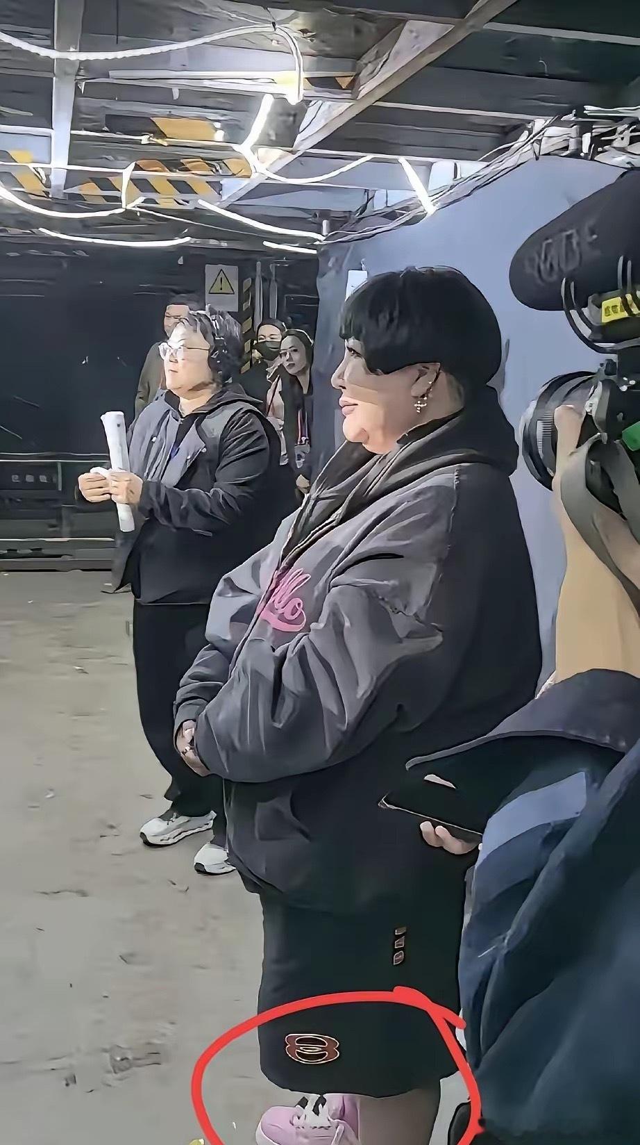 郭德纲的后老伴和儿子，很好的诠释了地主婆和地主家的儿子的形象！这后老伴的形象就不