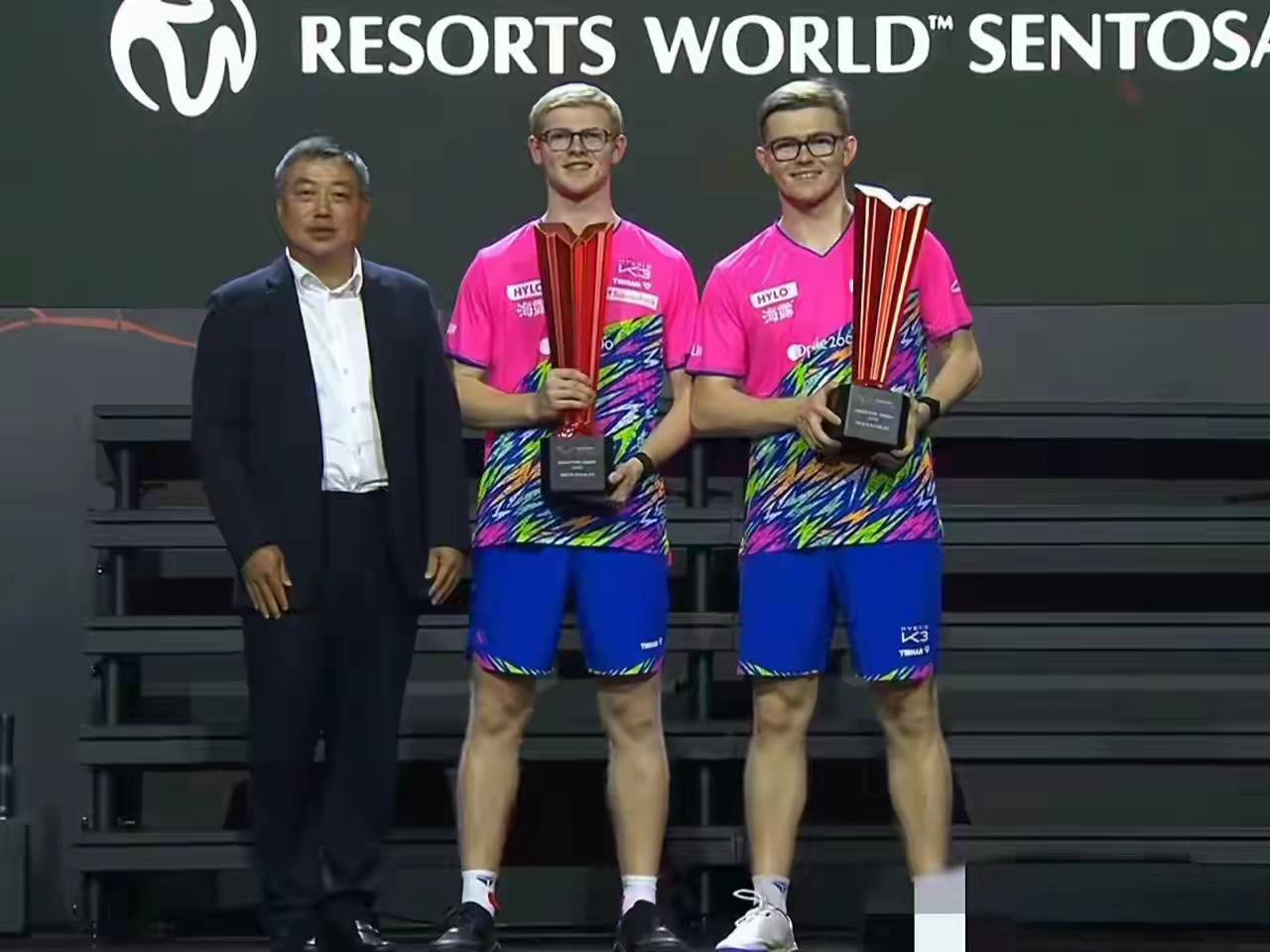 【刘国梁为勒布伦兄弟颁奖】
时间：2026年2月28日晚
赛事：WTT新加坡大满