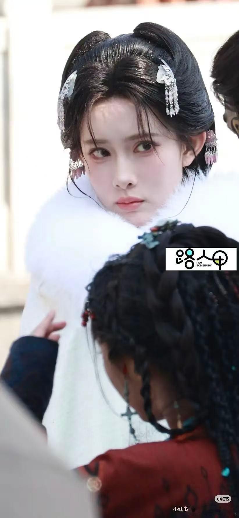 孟子义现在的状态，怎么化妆都有点盖不住疲惫感了。 