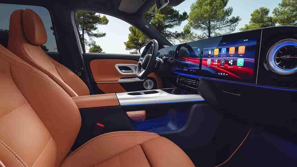 全新一代奔驰GLB内饰官图正式发布，采用与CLA同源的最新家族设计，标配10.2