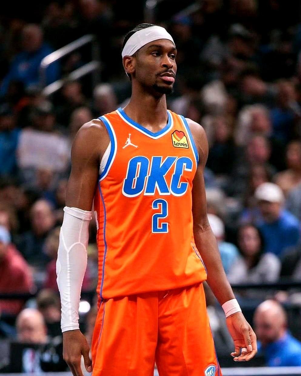 NBA官方公布了东西部月最佳球员，东部由坎宁安当选，这基本上没有异议；西部则由约