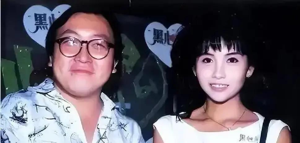 邱淑贞没拍新戏，却把KAWS联名活动的流量砸进了热搜——54岁站在21岁女儿沈月