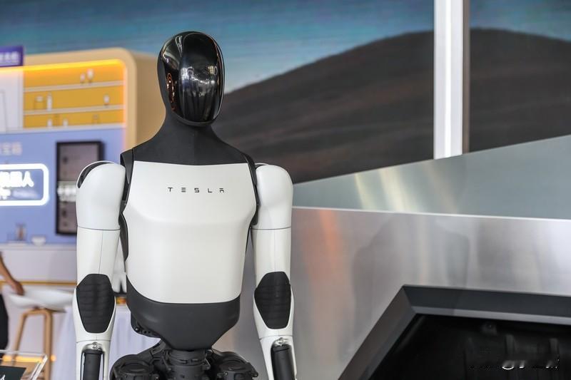 马斯克的特斯拉人形机器人Optimus发布会令我印象深刻。发布会上，人形机器人现