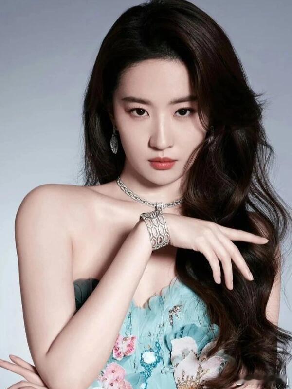 在娱乐圈的璀璨星空中，刘亦菲无疑是最耀眼的那颗星，以绝对优势荣登腾讯娱乐白皮书全