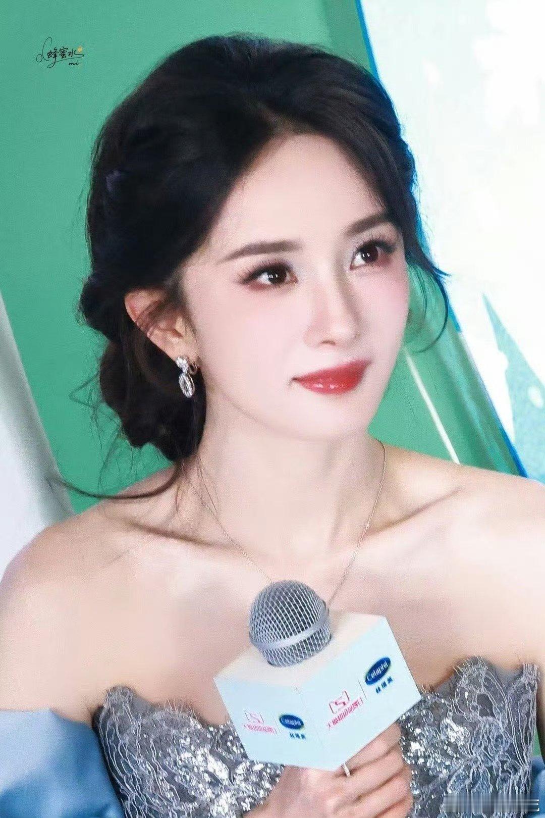 小酒窝追星成功杨幂 谁看了小酒窝追星杨幂不羡慕啊！圆梦的样子也太甜了，双向的温柔
