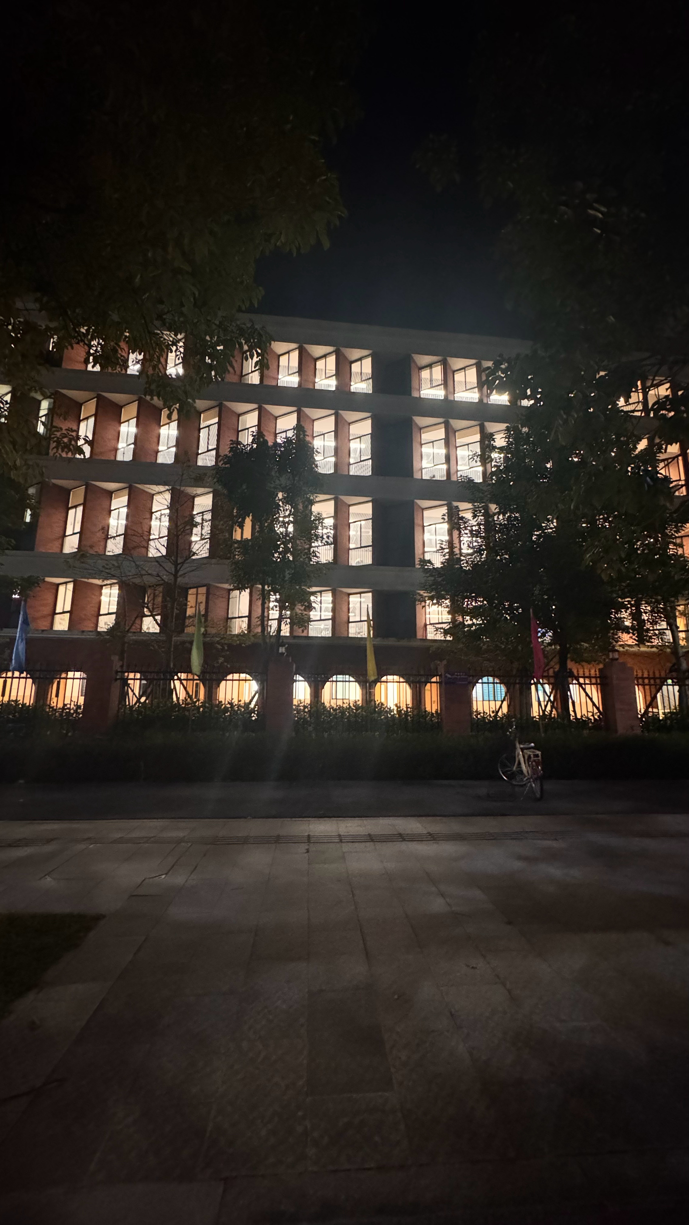 路过巡查了一下，都返校了，舒服了[酷] ​​​