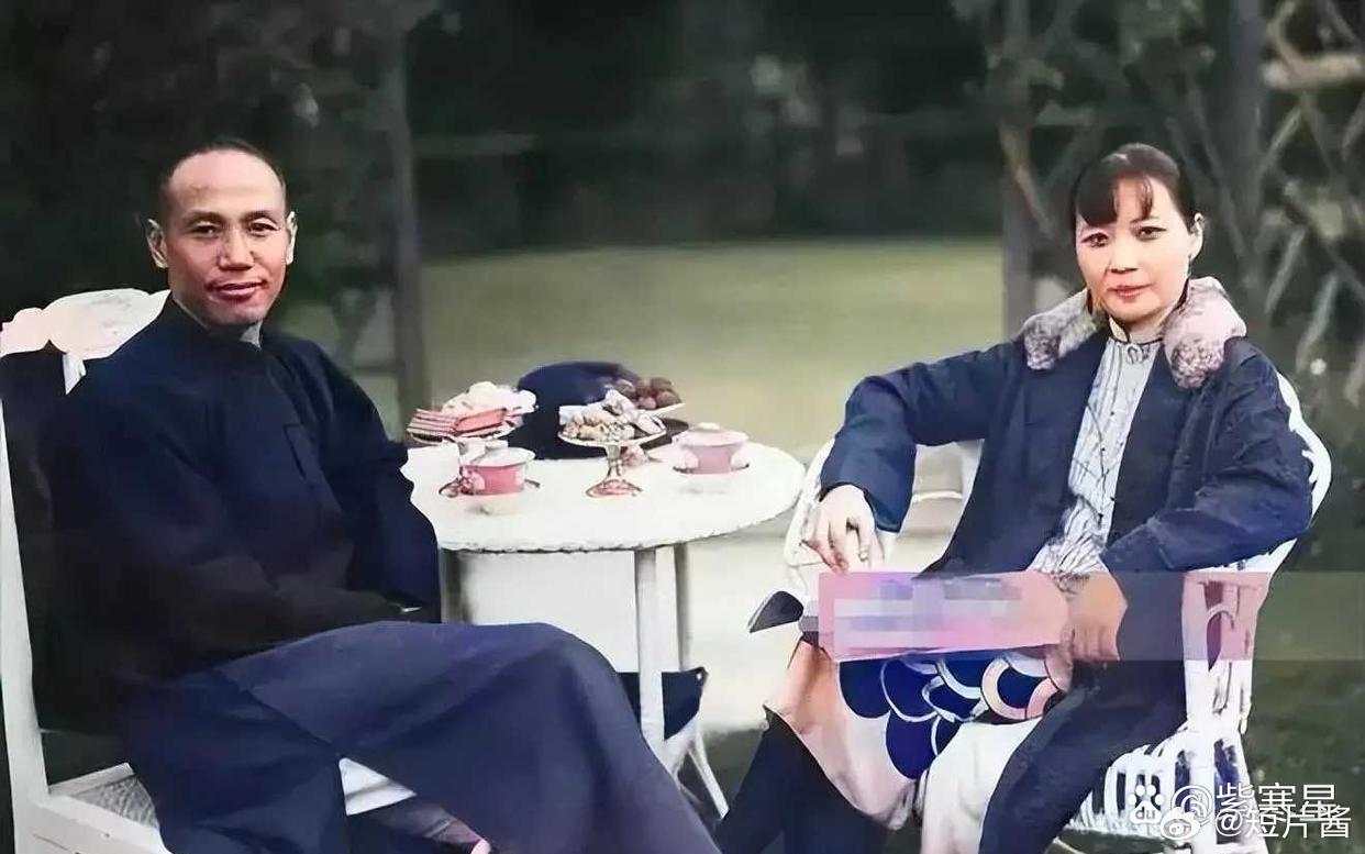 这是蒋介石和宋美龄刚结婚时的一张照片，都是真人的容貌，不是演员扮演的，不要被电视