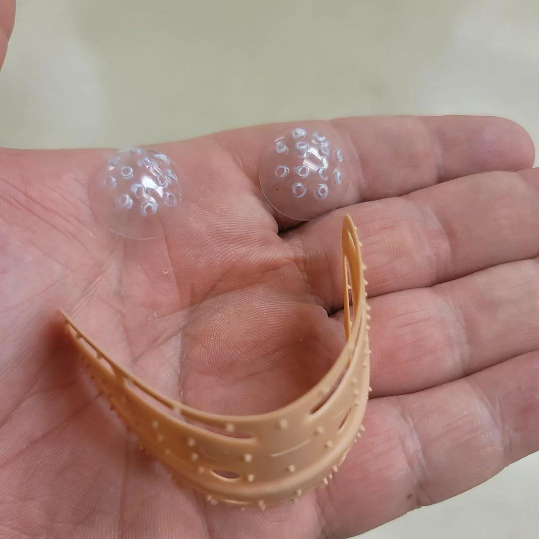 为了让逝者的眼睛和嘴巴闭上，这些奇怪的工具被发明了出来…

图1的塑料制品带有倒