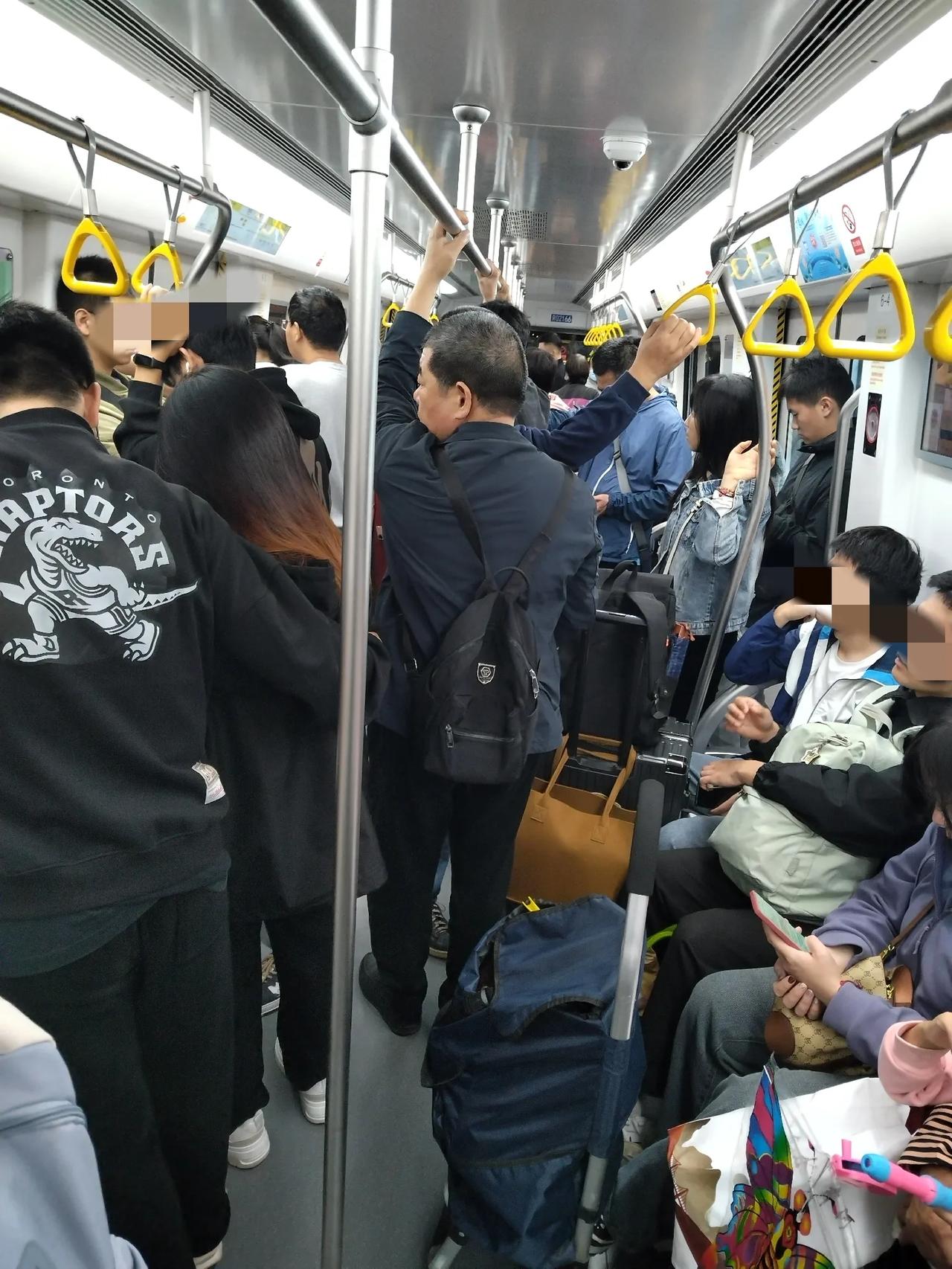 不知不觉的，济南地铁已经特别拥挤了，客流量慢慢上来了。


如果济南地铁二期工程