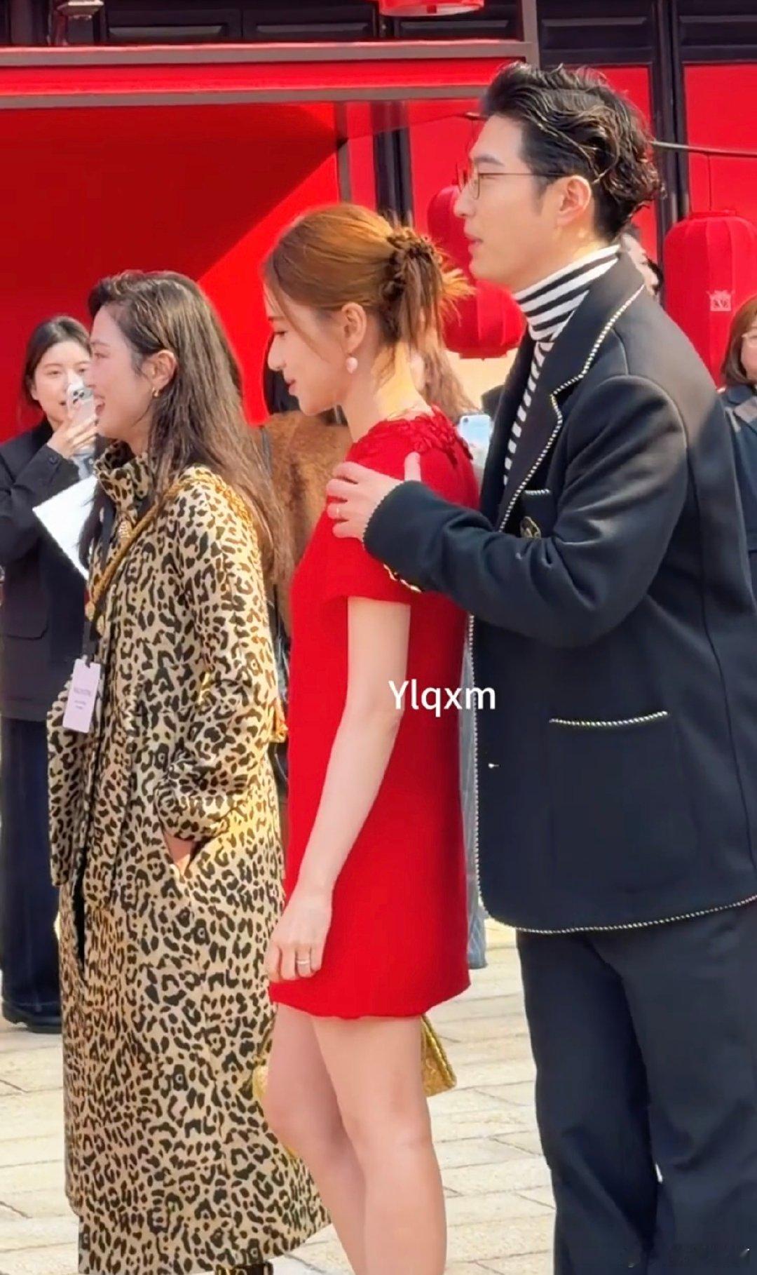 窦骁何超莲一起参加活动 谁懂啊！窦骁低头帮何超莲打理发型的样子，简直是现实版偶像