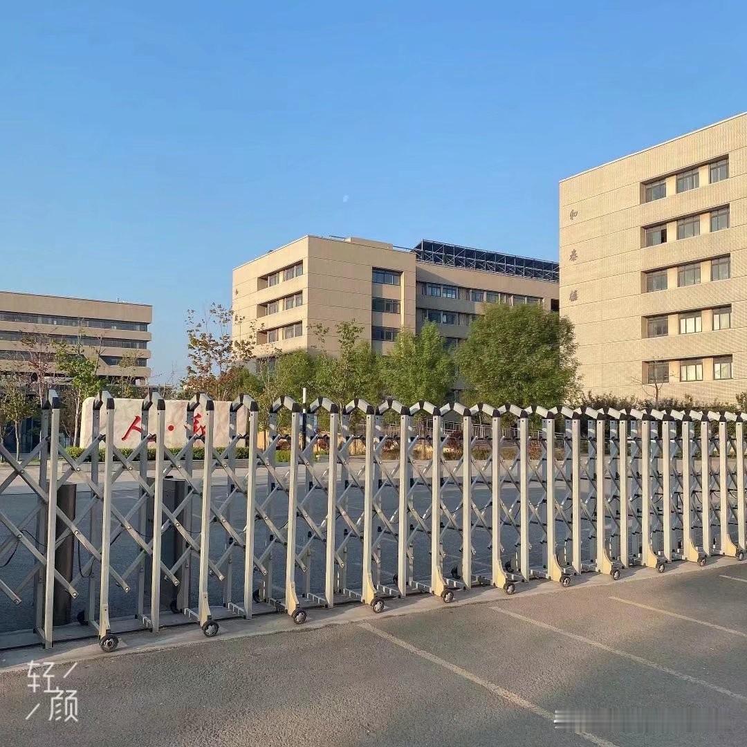 我们那一届学生正好赶上由春季始业改为秋季始业，即把年初开学改为8.9月份开学。