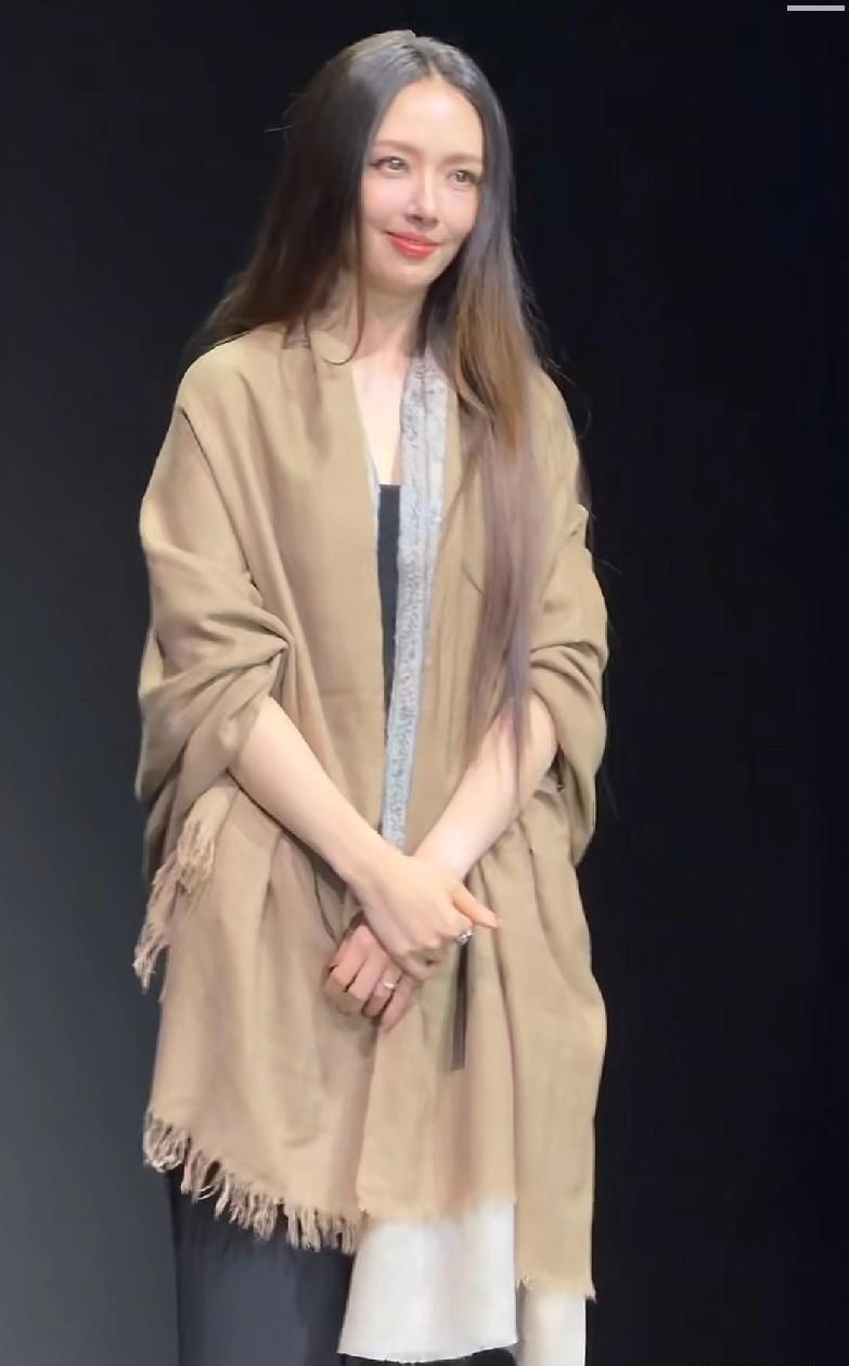 以前总觉得嫁入豪门是“上岸”，如今看郭碧婷频登综艺、黄圣依活跃在直播间，才发现大