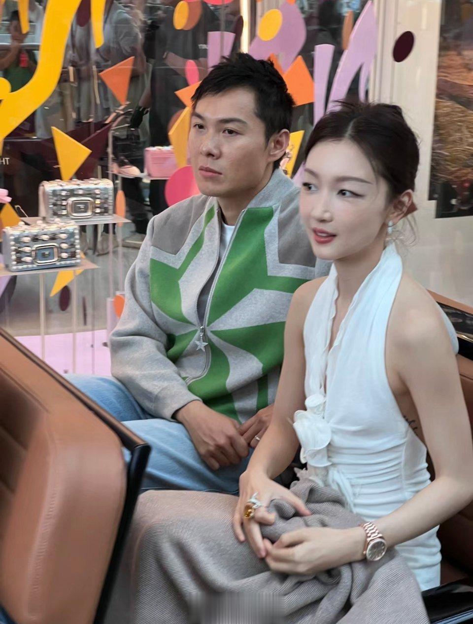 和刘昊然恋爱后的周冬雨，气质越来越有女人味，漂亮了不少。 ​​​