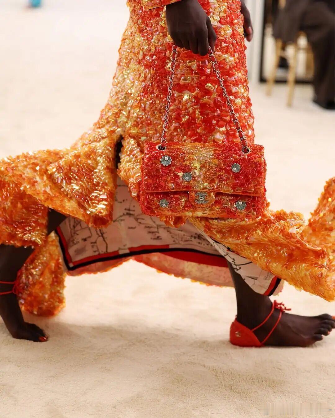 香奈儿最新款凉鞋，这样穿不会掌中宝痛吗？ 