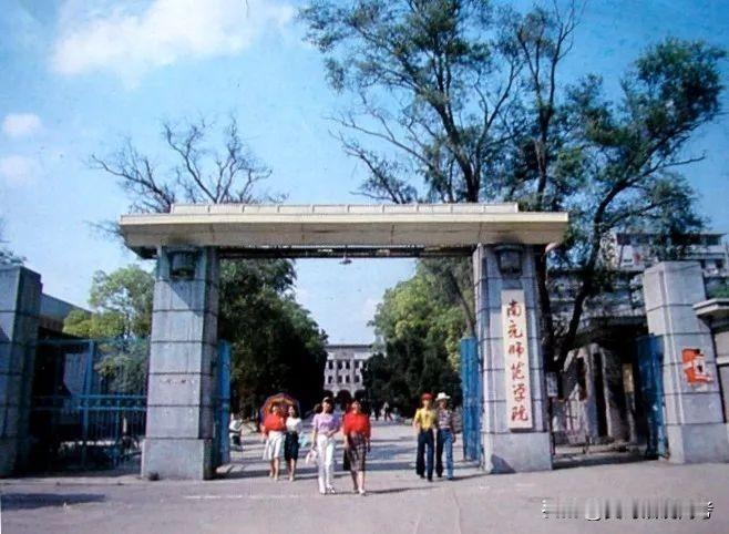 据说四川省所有中学，40岁以上的教师，1/3都是这所大学毕业的。

学校肇始于抗