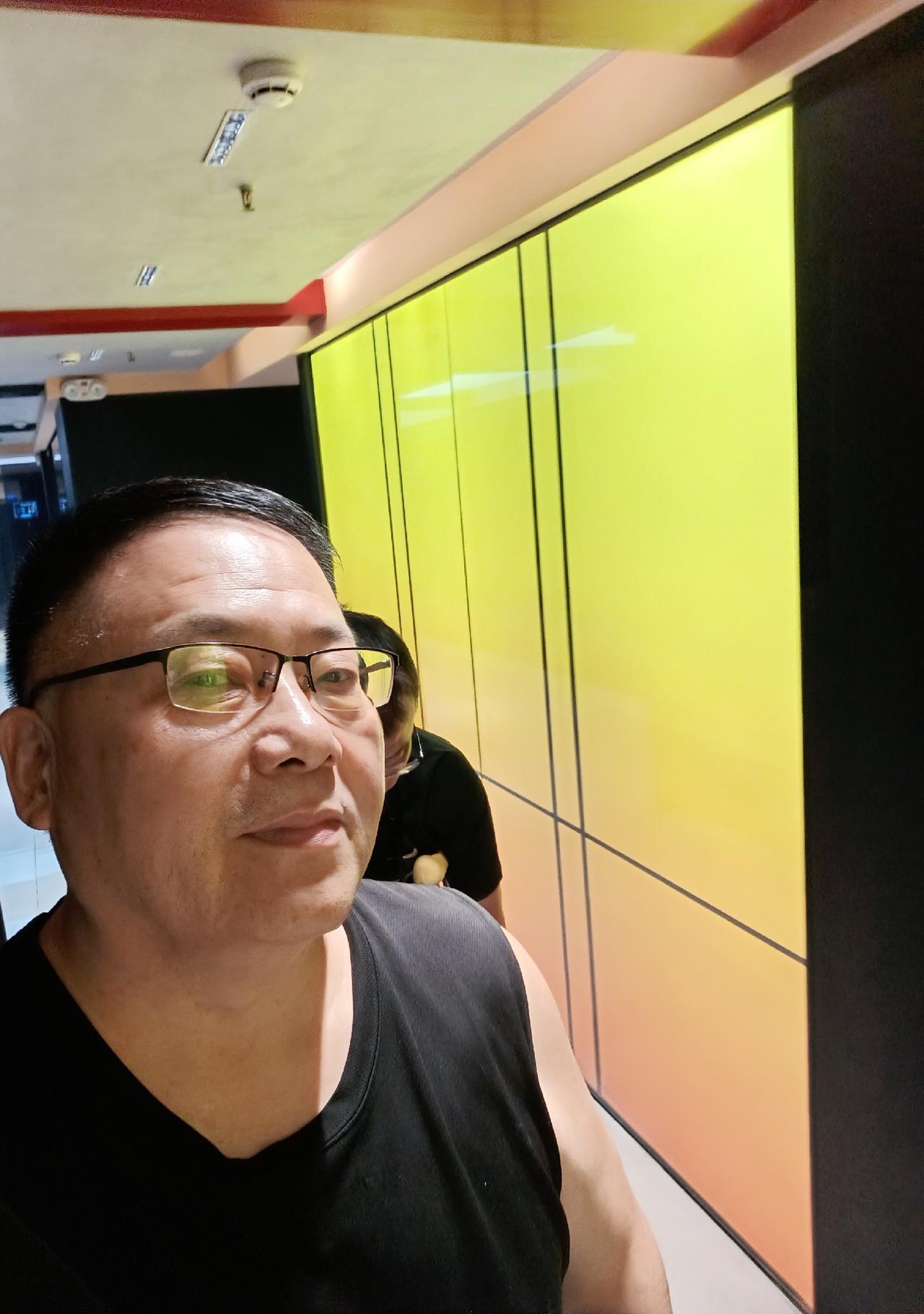 昨天傍晚6点半正在吃饭。突然，接到“超越杂酱面馆”老板老万打来的电话，

老王，