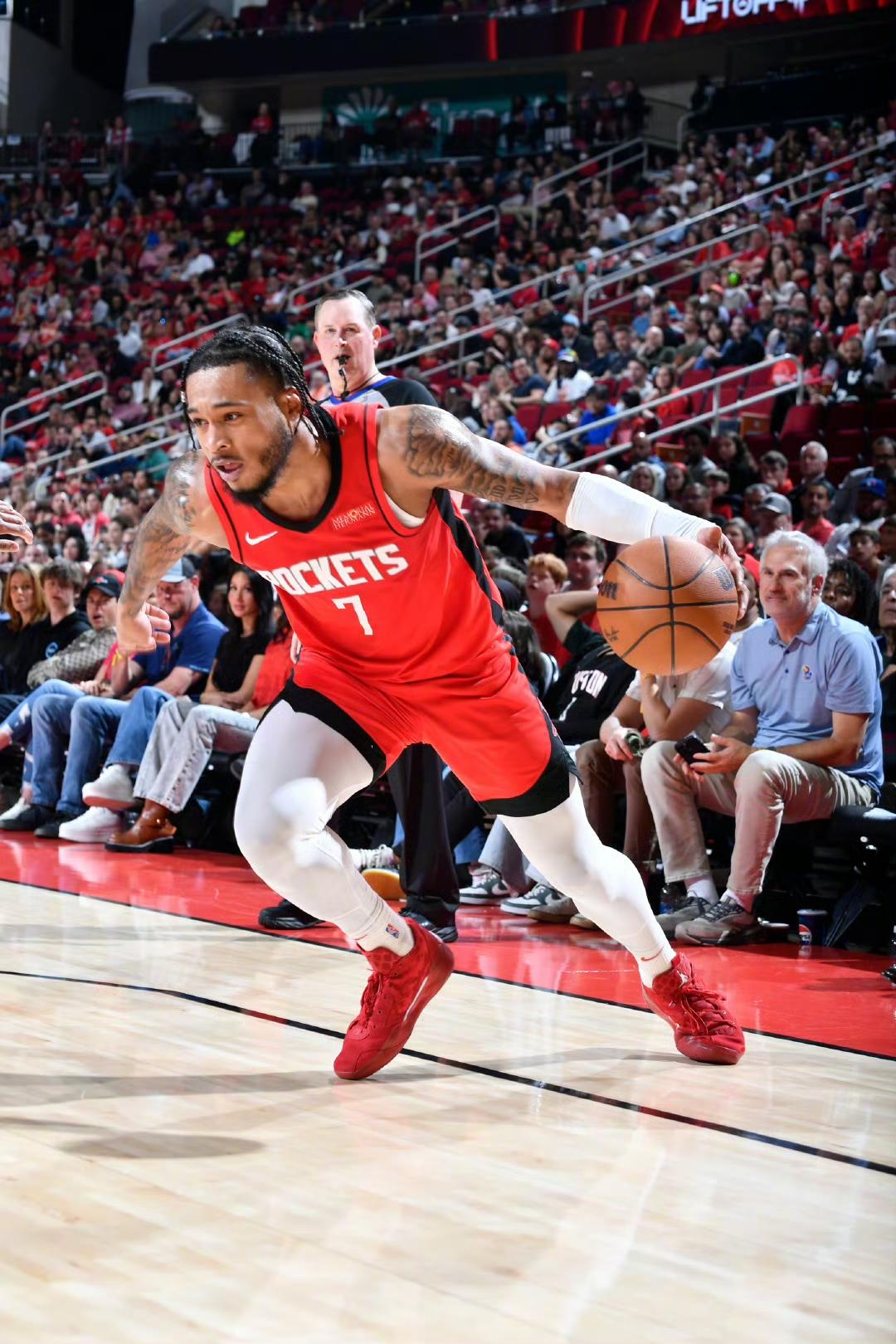 前火箭球员赛季报销
根据shams爆料，被交易到奇才的前火箭球员惠特莫尔因为治疗