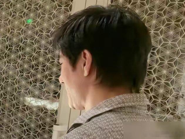 王力宏北京约饭，生图怼脸，白头发都冒出来了，脸也浮肿，哪还有当年白马王子的样？ 