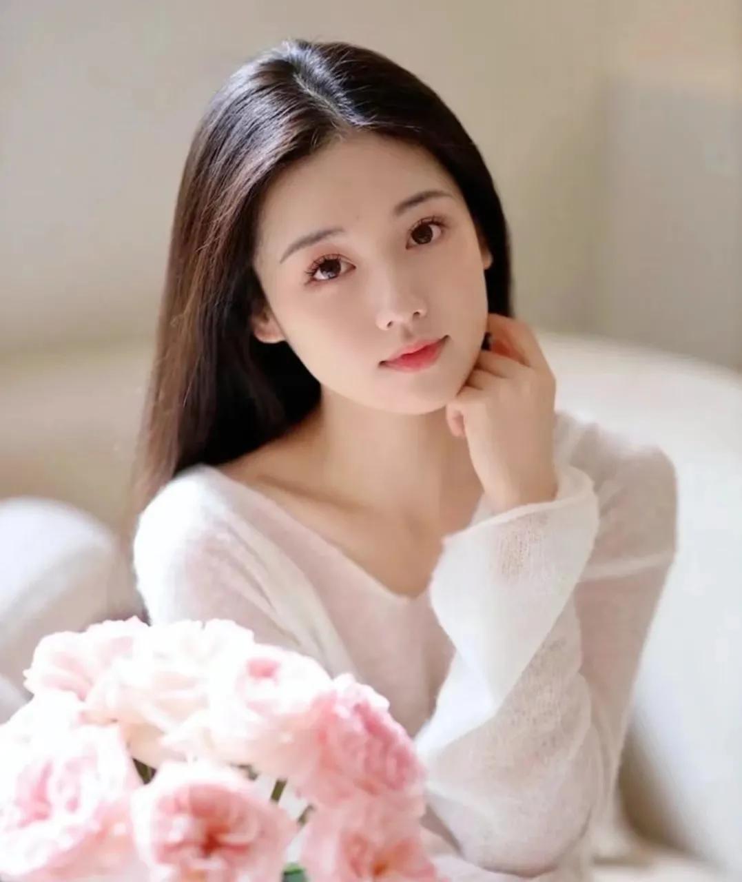 我渴望能寻得一位知己，每个月能有两三次的相聚时光。我们可以去一个远离熟悉面孔的地