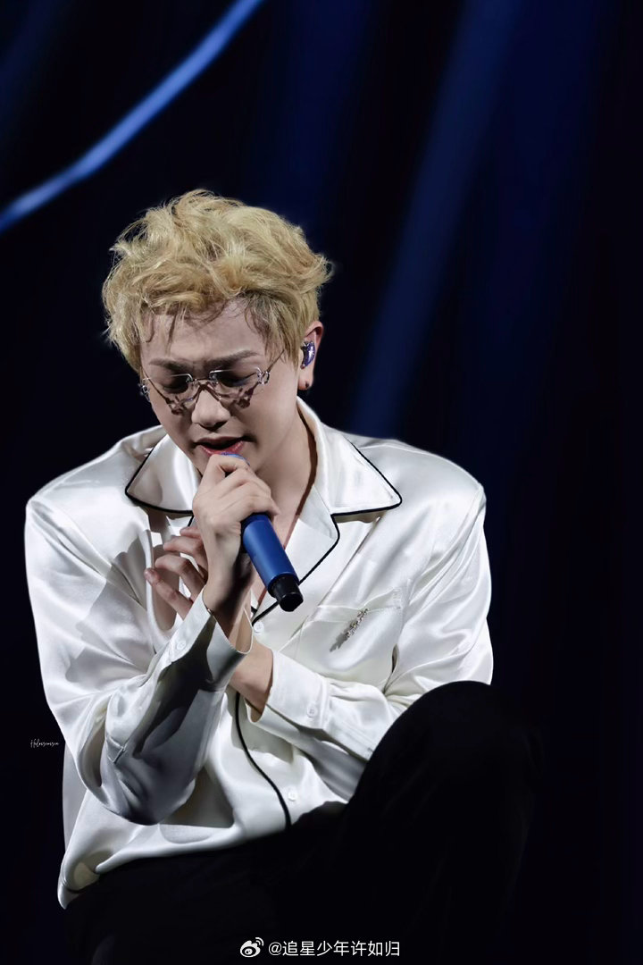 妈咪呀颜人中才不是黄毛小子 北京演唱会，颜人中一开嗓，全场就安静了；一互动，全场