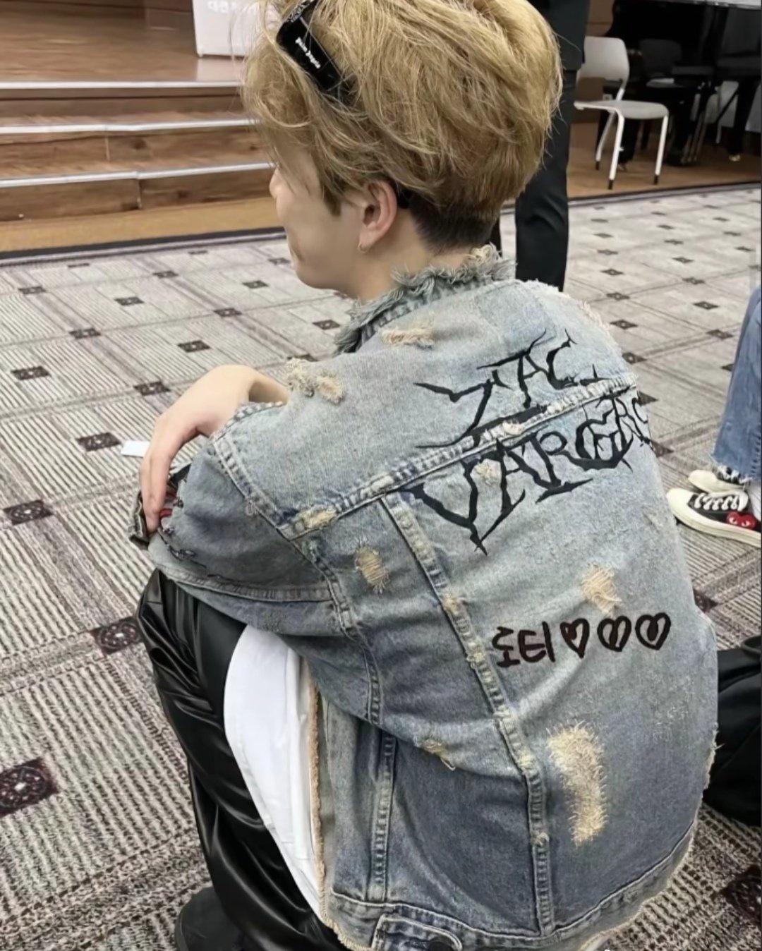 王嘉尔💜王嘉尔知道自己在外面做兼职吗 💜 别的艺人上一本杂志封面都要吹半年，